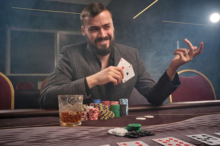 Tim slot terbaru bekerja di kantor dengan layar menampilkan permainan kasino langsung dan sportsbook
